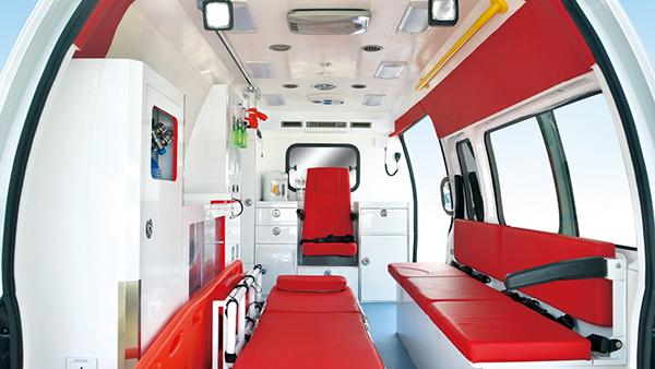 عربة إسعاف 6 مقاعد