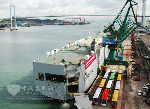 يتم شحن حافلات Kinglong الخفيفة إلى الخارج من ميناء Xiamen